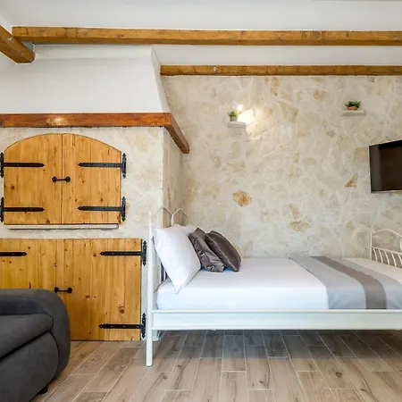 Oli * Brodarica (Sibenik-Knin)