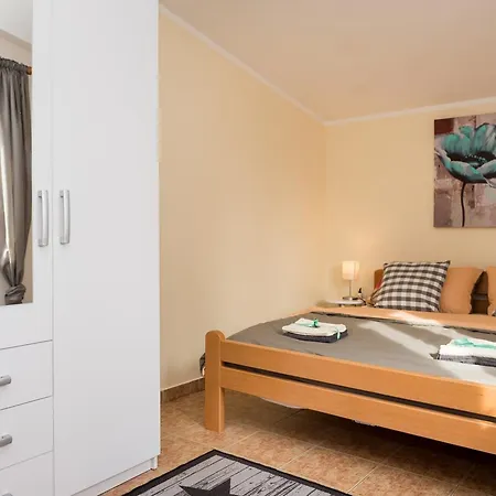 Oli * Brodarica (Sibenik-Knin)