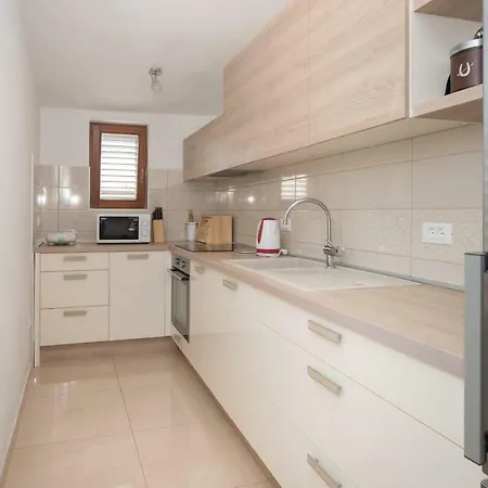 Oli * Brodarica (Sibenik-Knin)