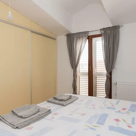 Oli * Brodarica (Sibenik-Knin)