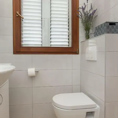 Oli * Brodarica (Sibenik-Knin)