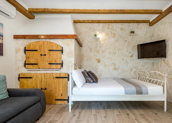 Oli * Brodarica (Sibenik-Knin)