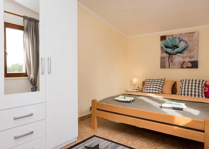 Oli * Brodarica (Sibenik-Knin)