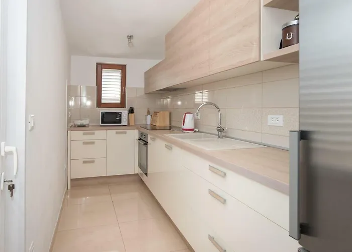 Oli * Brodarica (Sibenik-Knin)