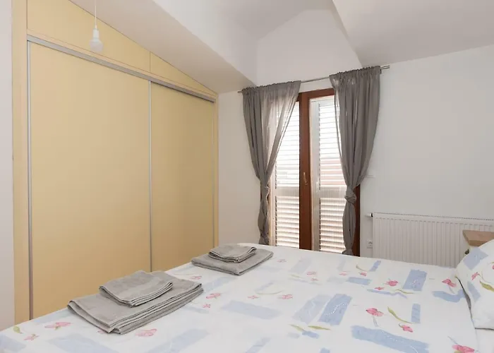 Oli * Brodarica (Sibenik-Knin)